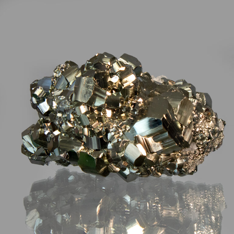 RACIMO DE CRISTALES EN CUBOS Y OCTOEDROS DE PIRITA CON ADHERENCIA DE CUARZO NATURAL
